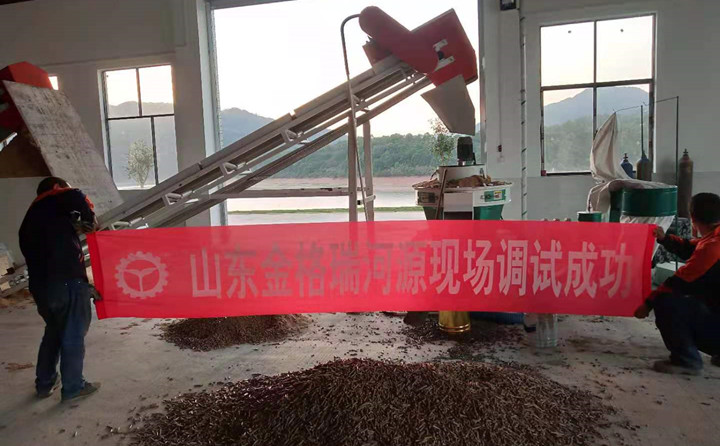 廣東河源木屑顆粒機(jī)調(diào)試成功.jpg 廣東河源木屑顆粒機(jī)調(diào)試成功.jpg