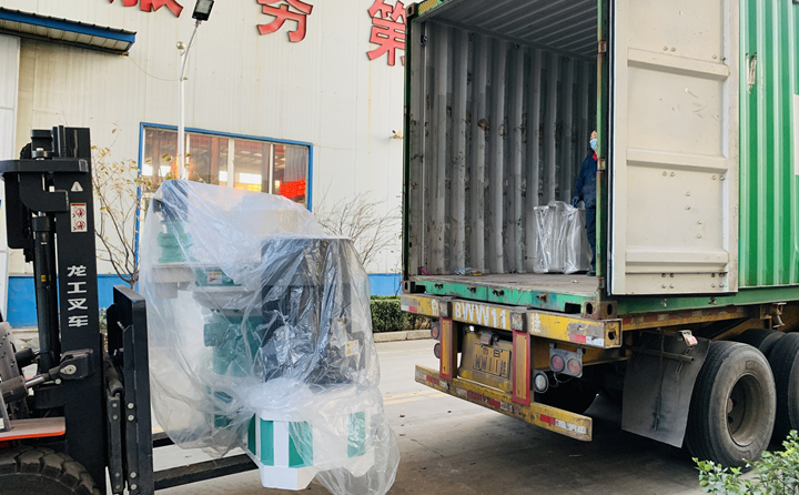 顆粒機(jī)裝車中.jpg