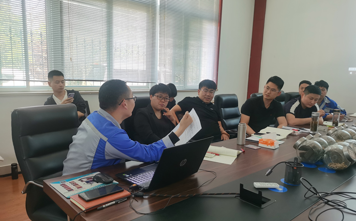 技術品控部部長張波為內貿、外貿銷售人員培訓專業(yè)的顆粒機設備知識.jpg